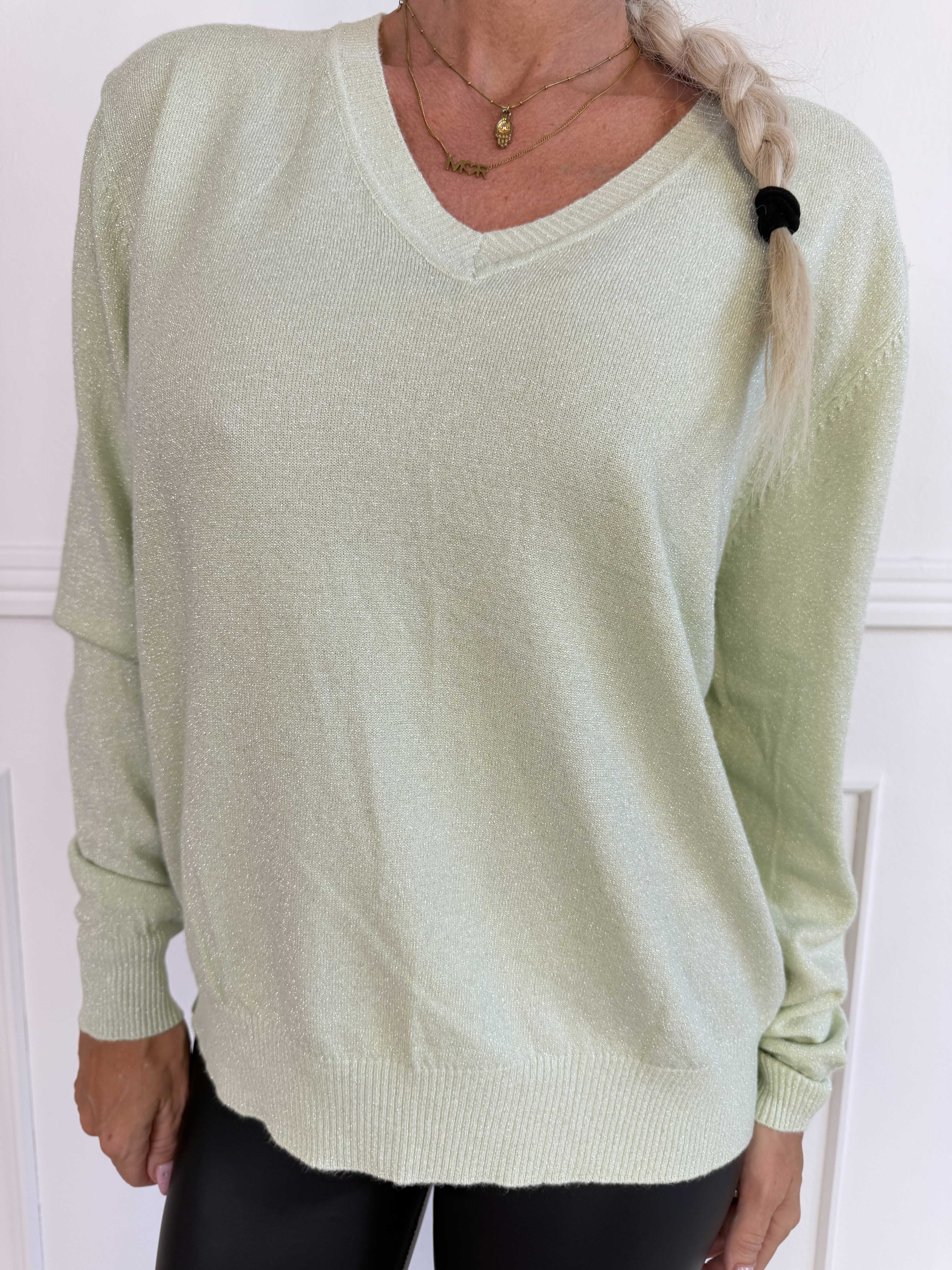 Ronja - Feminin strikbluse med fine glittertråde og en elegant V-udskæring